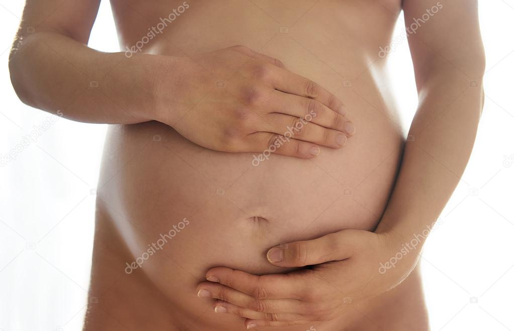 Барышня показывает голый беременный животик