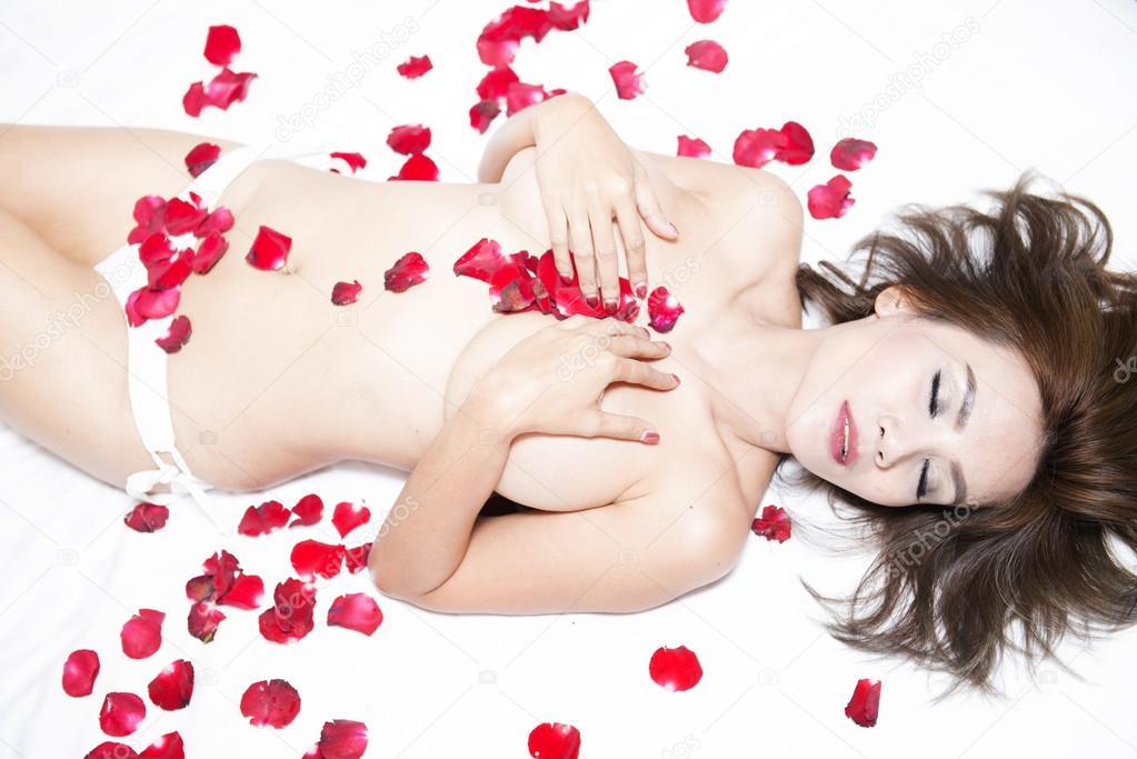 Лепестки роз осыпают голое тело куколки - секс фото 
