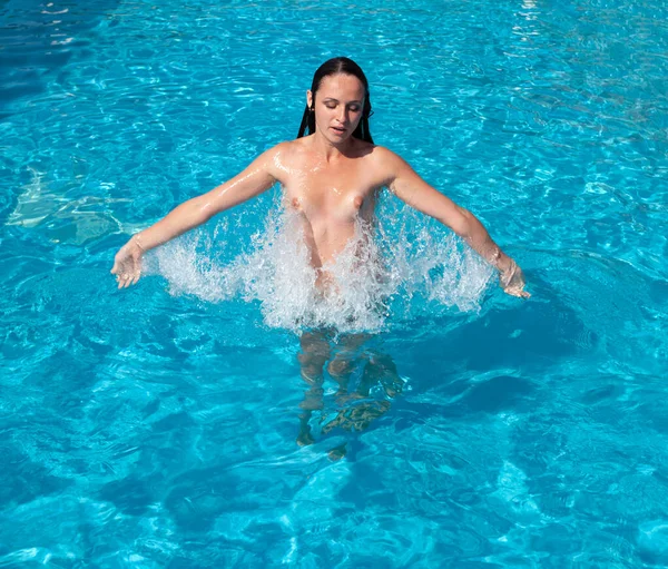 Schwimmbad im nackte frau Nackte Frauen