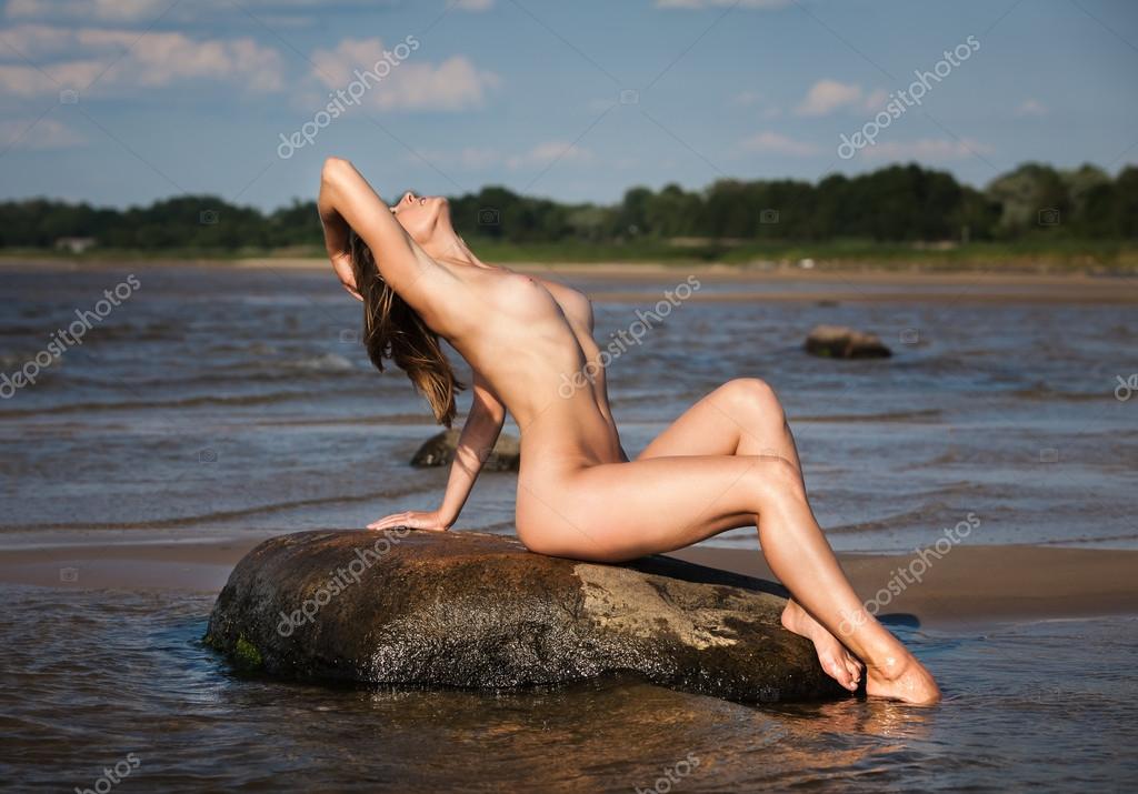 https://st2n.depositphotos.com/1005647/6393/i/950/depositphotos_63932191-stock-photo-young-naked-woman-enjoying-nature.jpg
