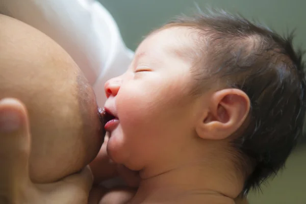 Мать кормит грудью новорожденного ребенка — стоковое фото