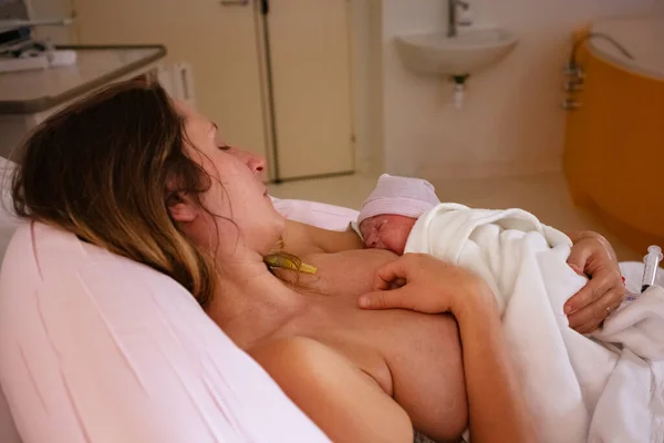 Hastanede Doğum Yaptıktan Sonra Yeni Doğan Bebek Yeni Annenin Eline — Stok fotoğraf