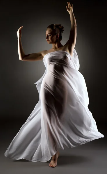 エロティカ。ドレスのような布で踊る裸の女の子 — ストック写真