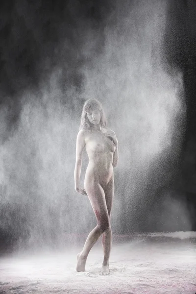 Nackte Frau posiert mit Rauch-Effekt — Stockfoto