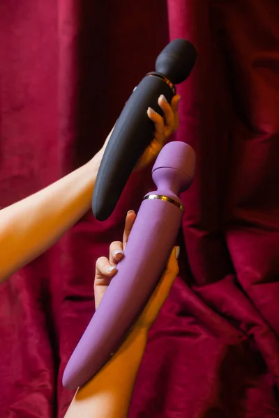 Frau im Schlafzimmer hält Vibrator in der Hand. — Stockfoto