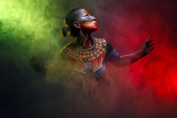 Bodypainting. Kvinna som målade med etniska mönster — Stockfoto