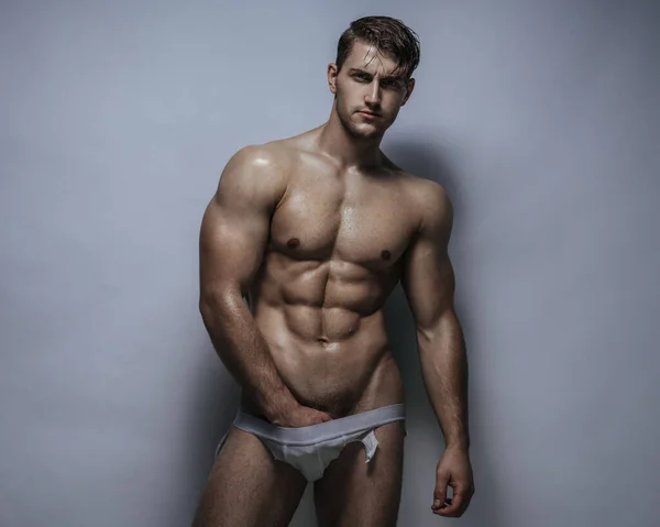 Sexy Naakte Man Wit Ondergoed Studio — Stockfoto