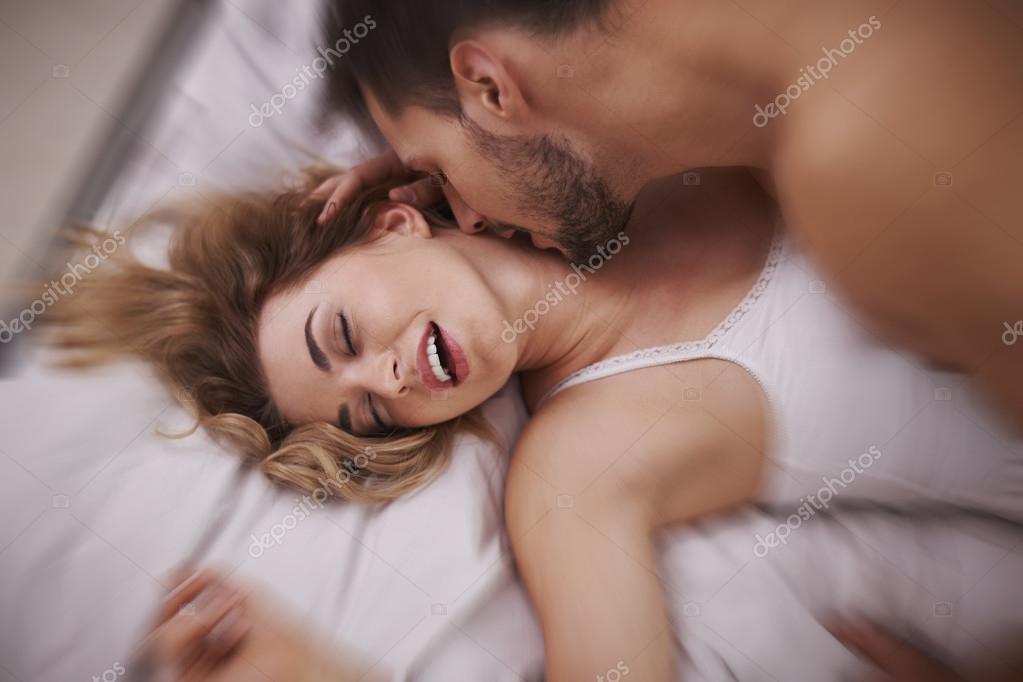Счастливая пара практикует чудесный горячий секс
