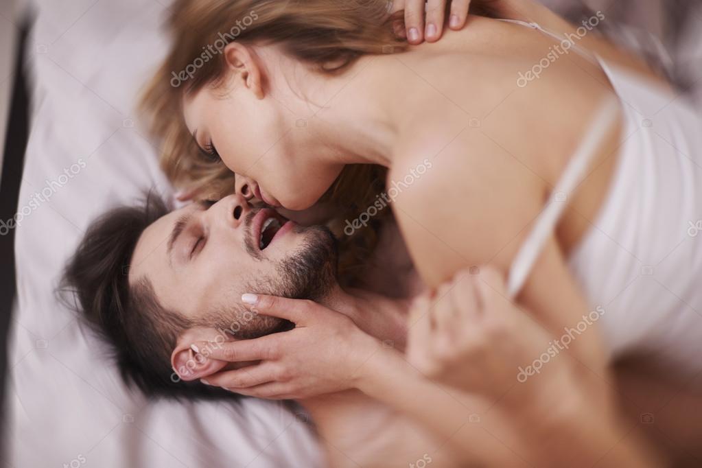 Мужик наслаждается нежным ротиком сексуальной подружки