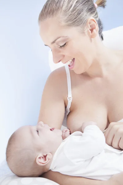 Madre che gioca con il suo bambino dopo aver allattato il seno — Foto Stock