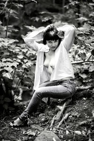 Piękna dziewczyna nago w lesie — Zdjęcie stockowe