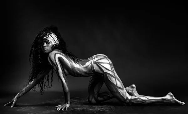 Szexi afrikai modell test festett sokszögek pózol, fekete-fehér — Stock Fotó