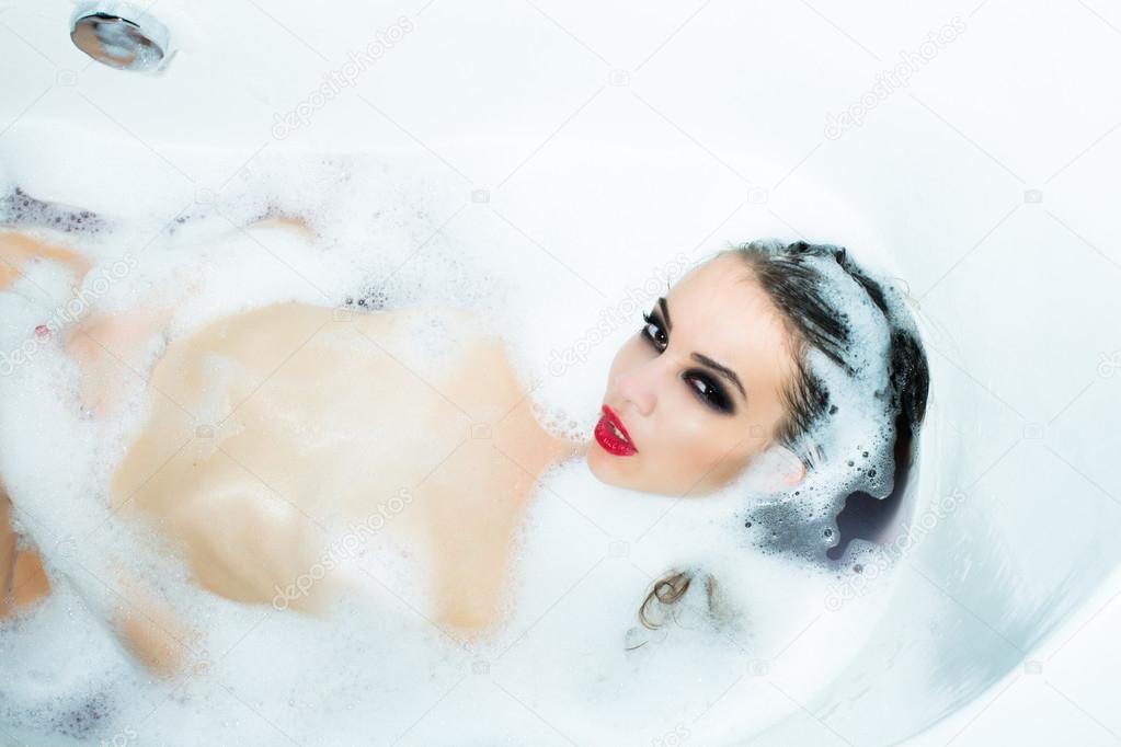 Женщина лежит в ванной 