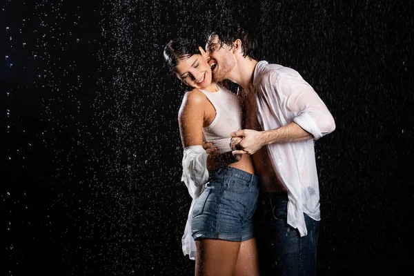 Sexy romântico casal apaixonadamente abraçando e beijando no fundo preto — Fotografia de Stock