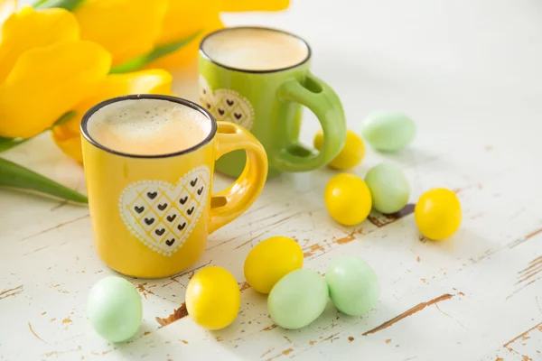 Kawa w zielone i żółte kubki, tulipany — Zdjęcie stockowe