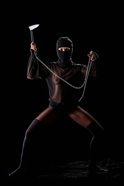 Ninja děvče s nožem v ruce na pozadí — Stock fotografie