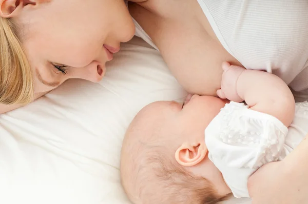 젊은 어머니 breastfeeds 그녀의 아기 — 스톡 사진