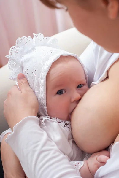 Anya breastfeeds a baba — Stock Fotó